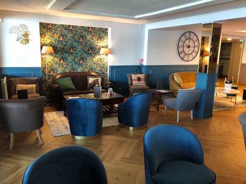 Salon lounge