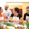 Chef et trois élèves complices en atelier cuisine