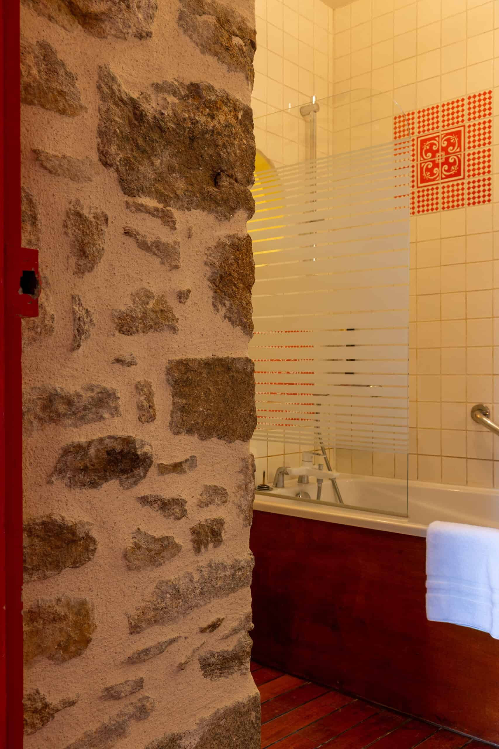 Chambre double rouge suite salle de bain