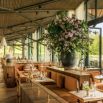 Salle de restaurant lumineuse banquettes velours et bouquet