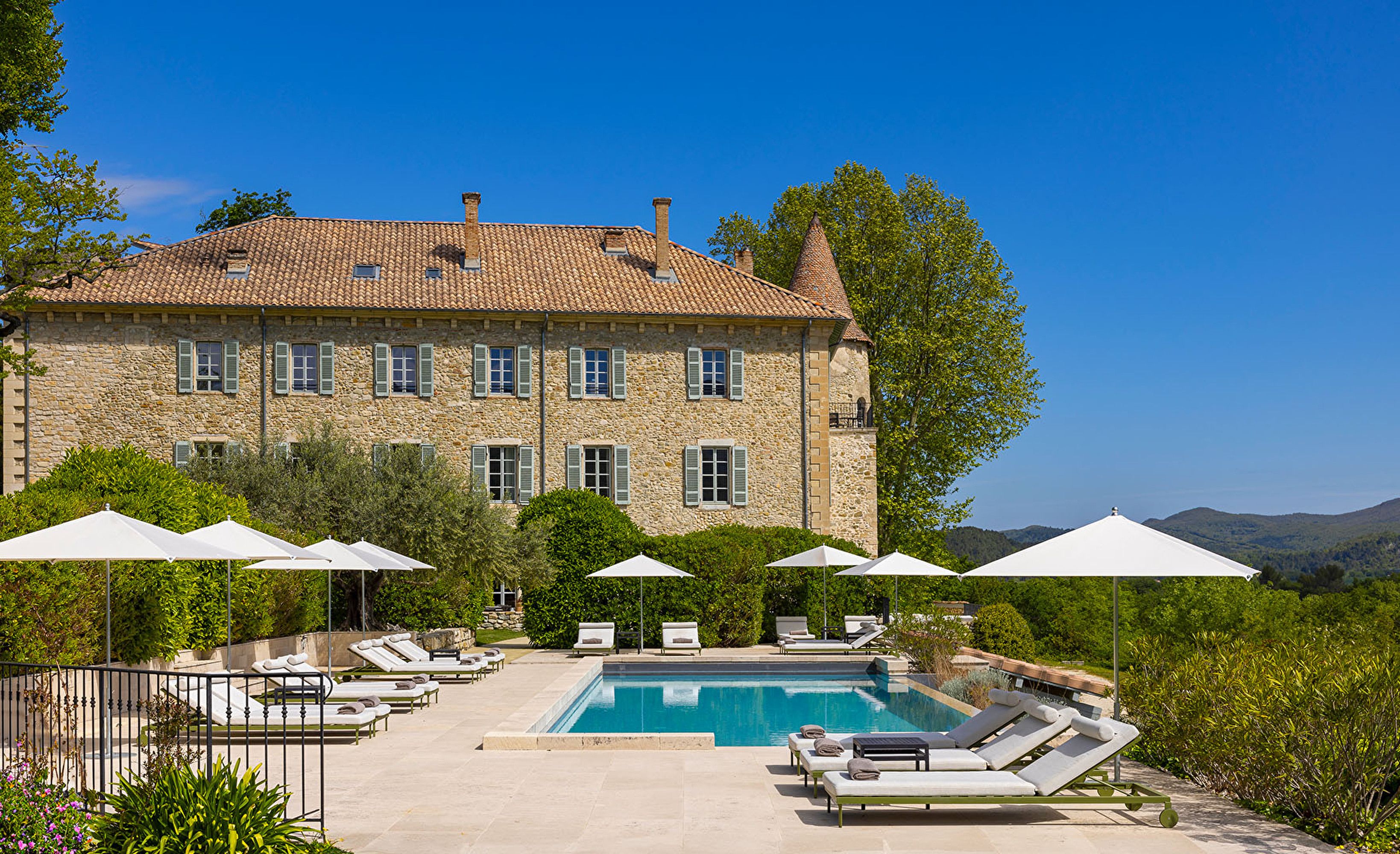 Chateau piscine facade