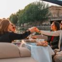 Croisière apéritif sur Seine groupe trinquant au soleil