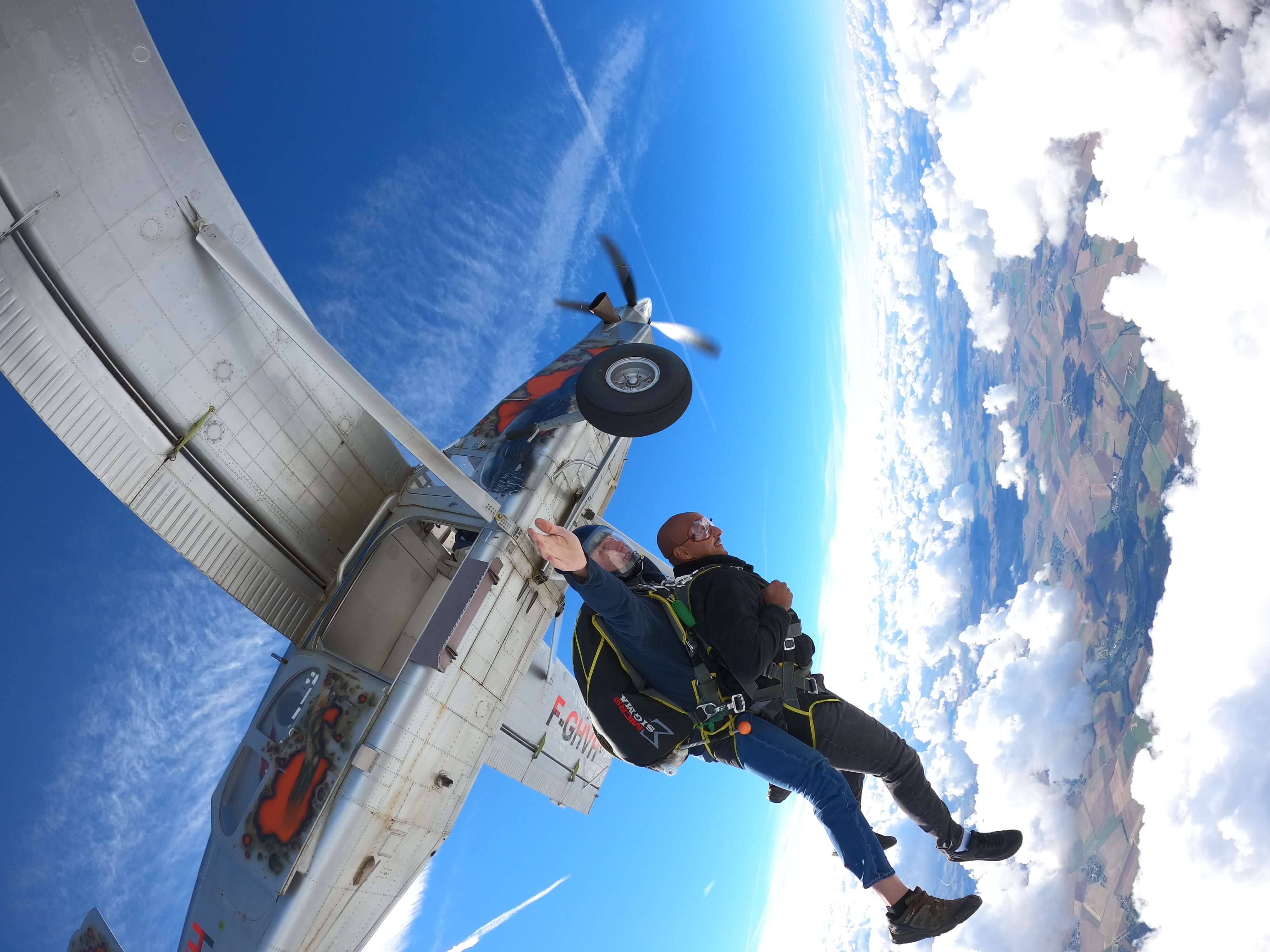 Saut tandem parachute juste après largage en avion