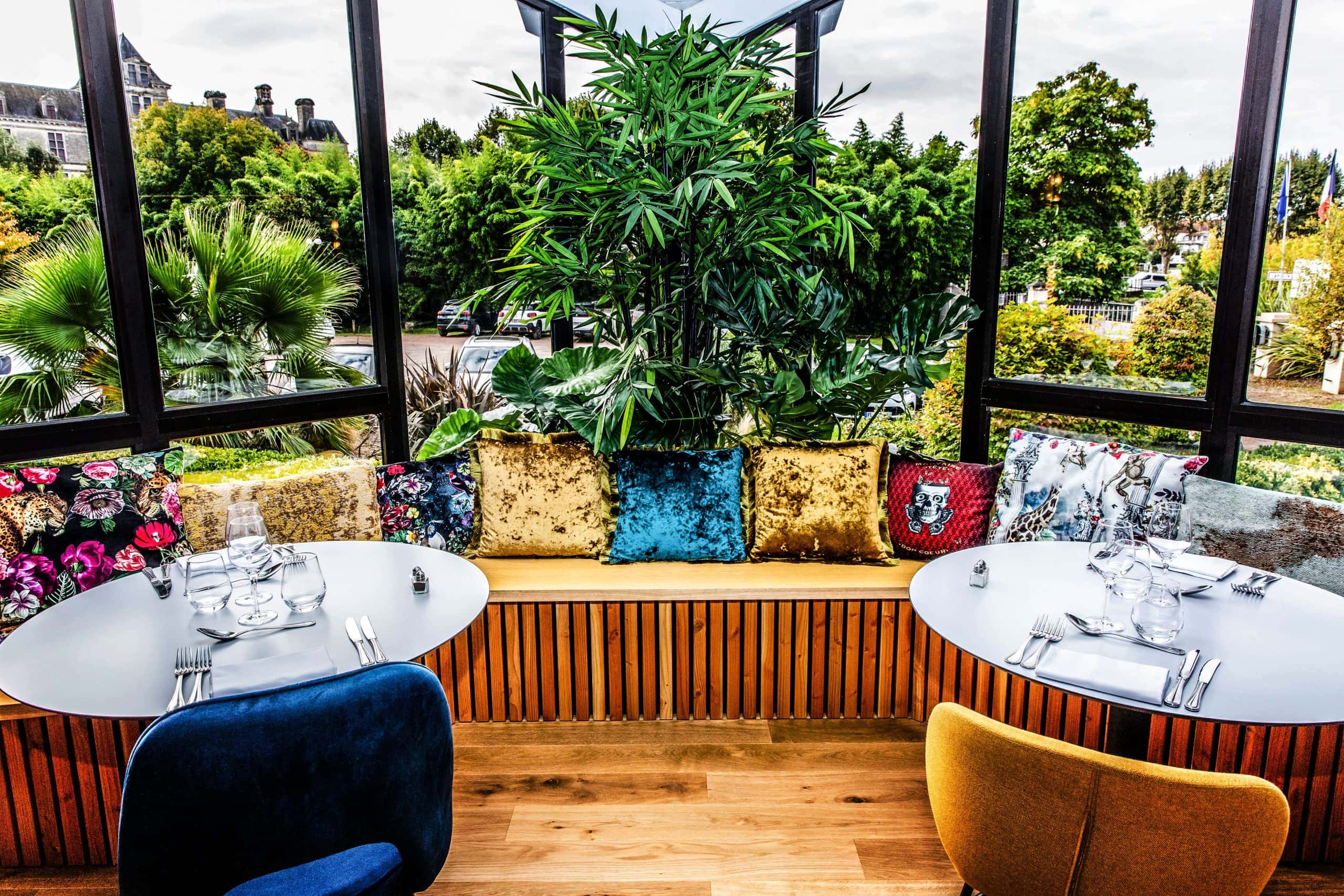 Salon banquette vue jardin
