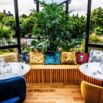 Salon banquette vue jardin