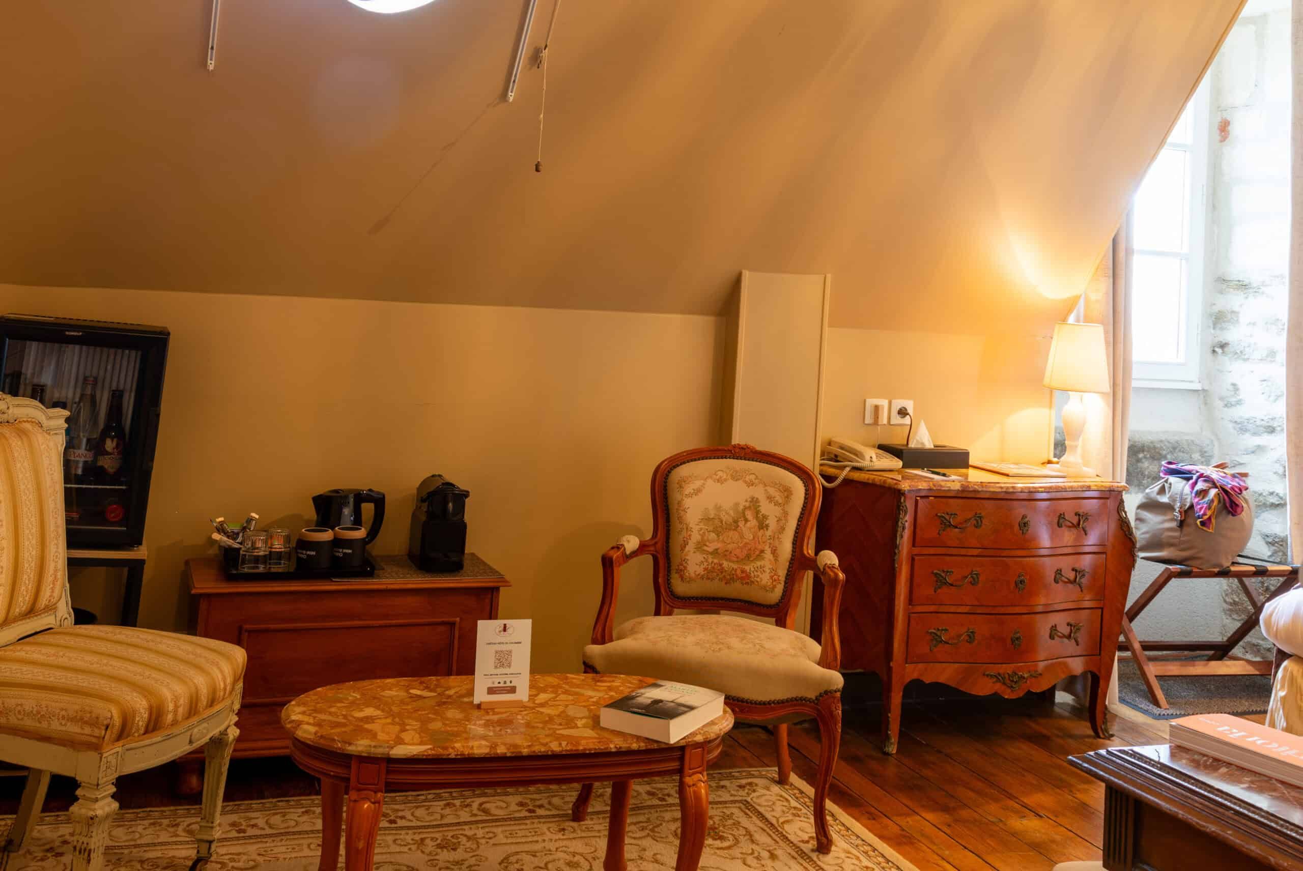 Chambre mansardee coin cafe