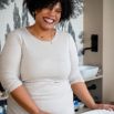 Praticienne souriante en cabine de soins esthétiques