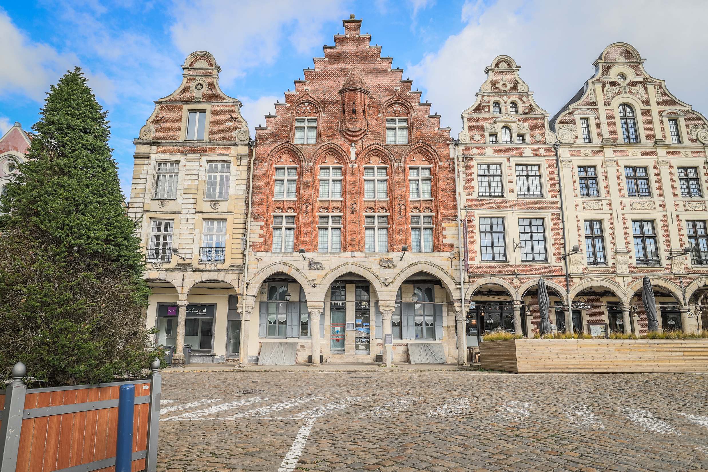Facade grand place arras
