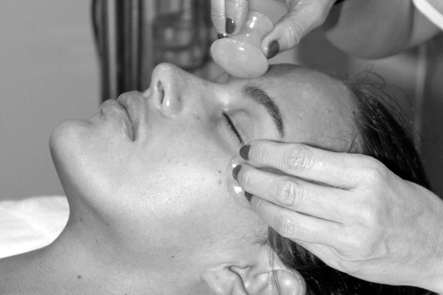 Soin visage gua sha pierres en noir et blanc