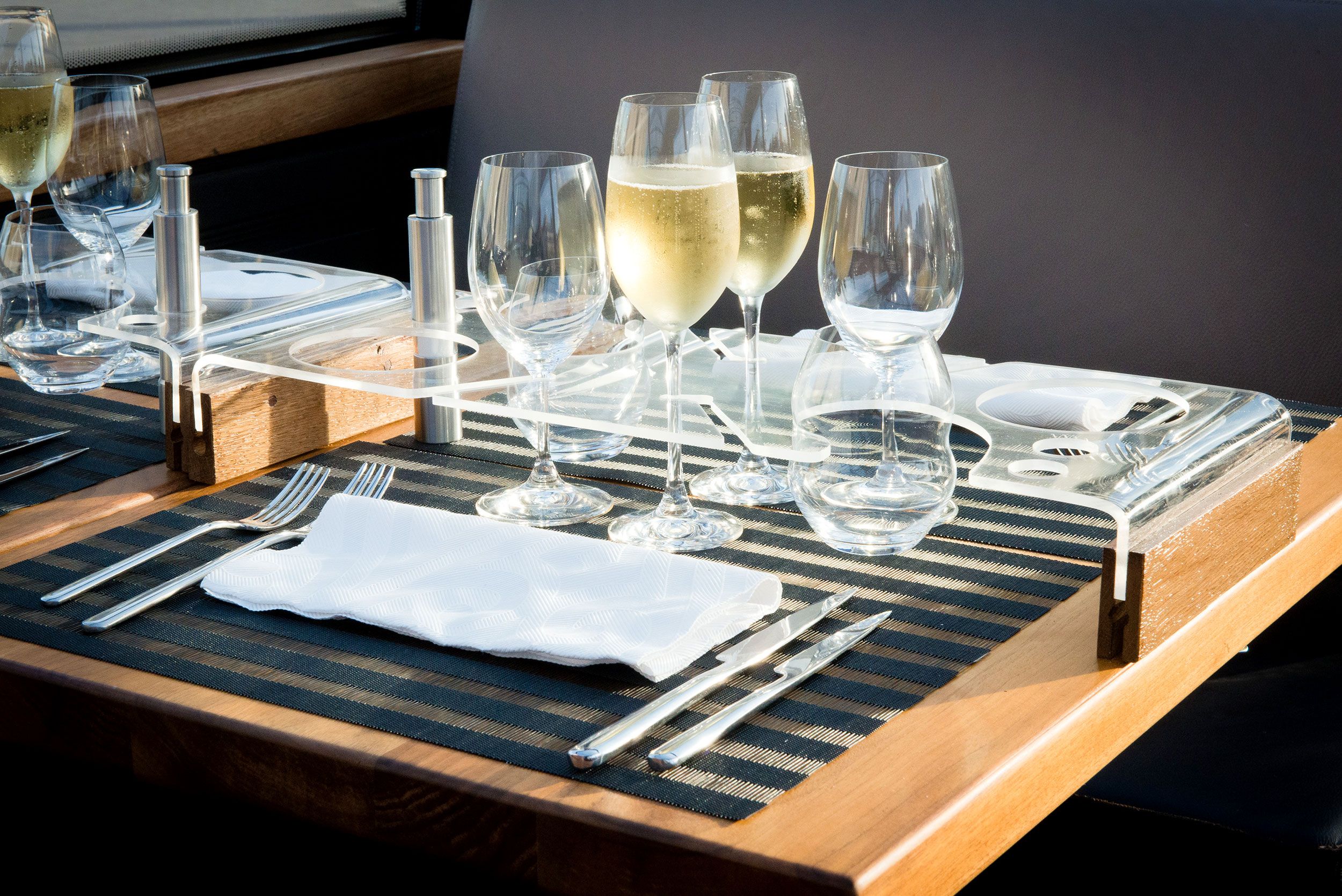 Table dressée avec coupes de champagne sur bateau