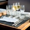 Table dressée avec coupes de champagne sur bateau