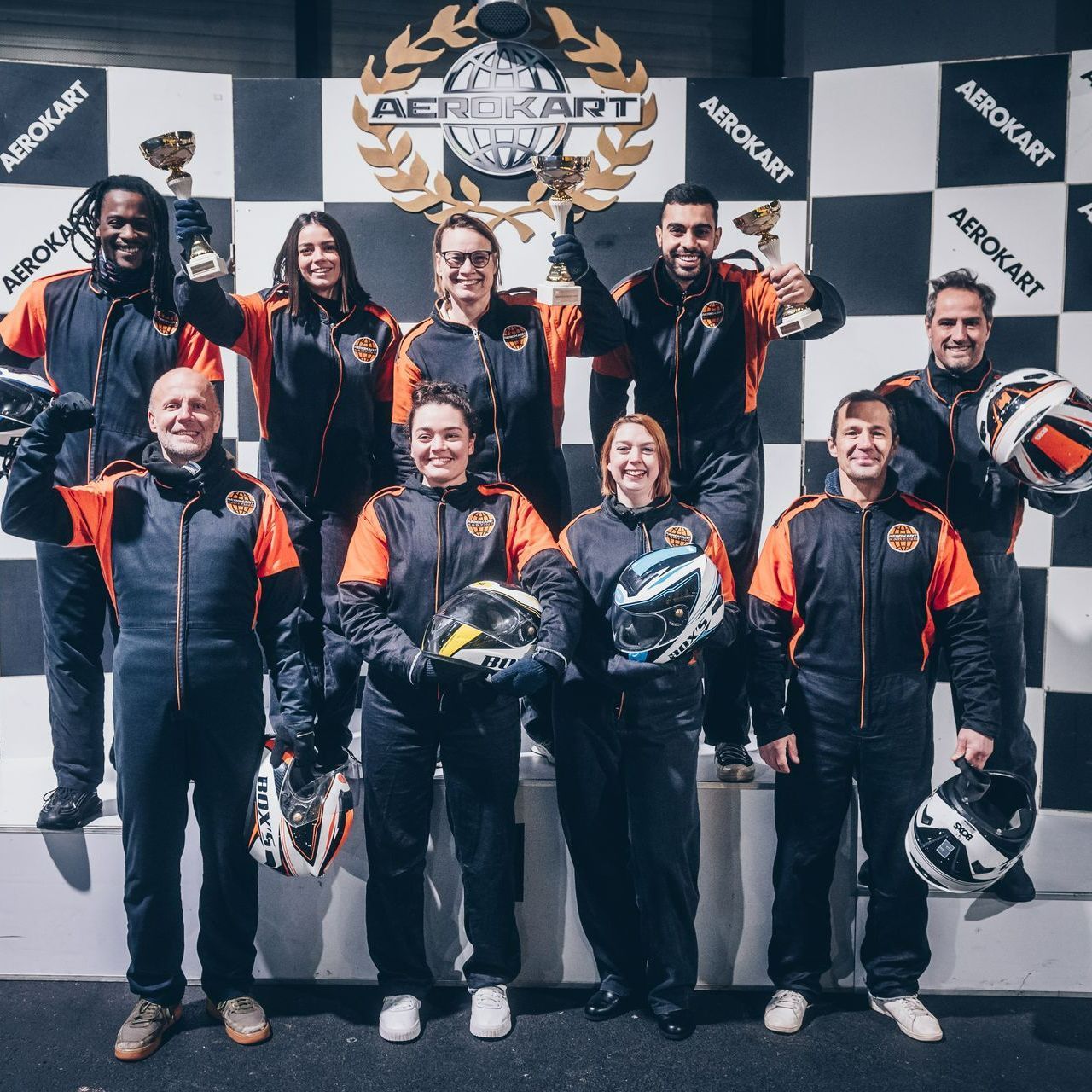 Équipe Aérokart sur podium avec trophées et casques