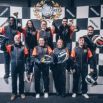 Équipe Aérokart sur podium avec trophées et casques