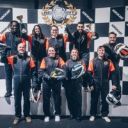 Équipe Aérokart sur podium avec trophées et casques