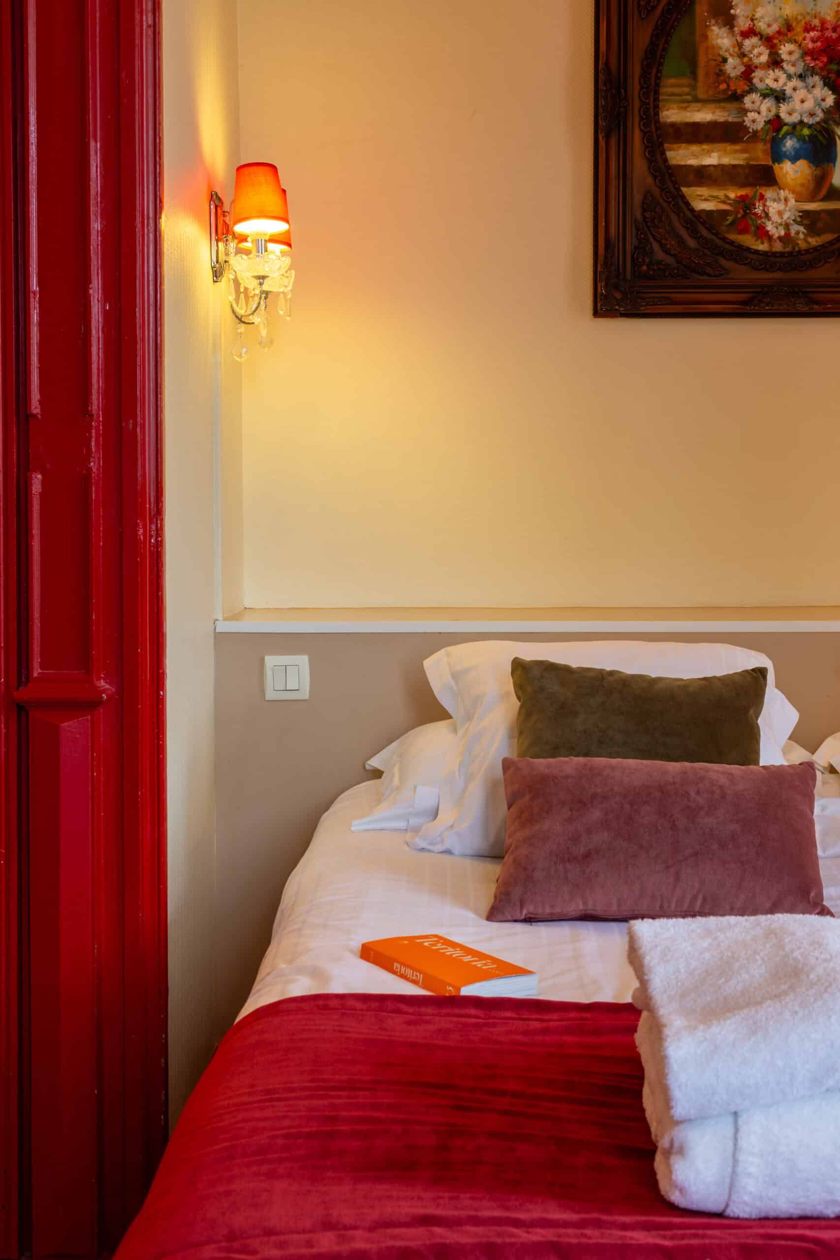 Chambre double rouge tete lit