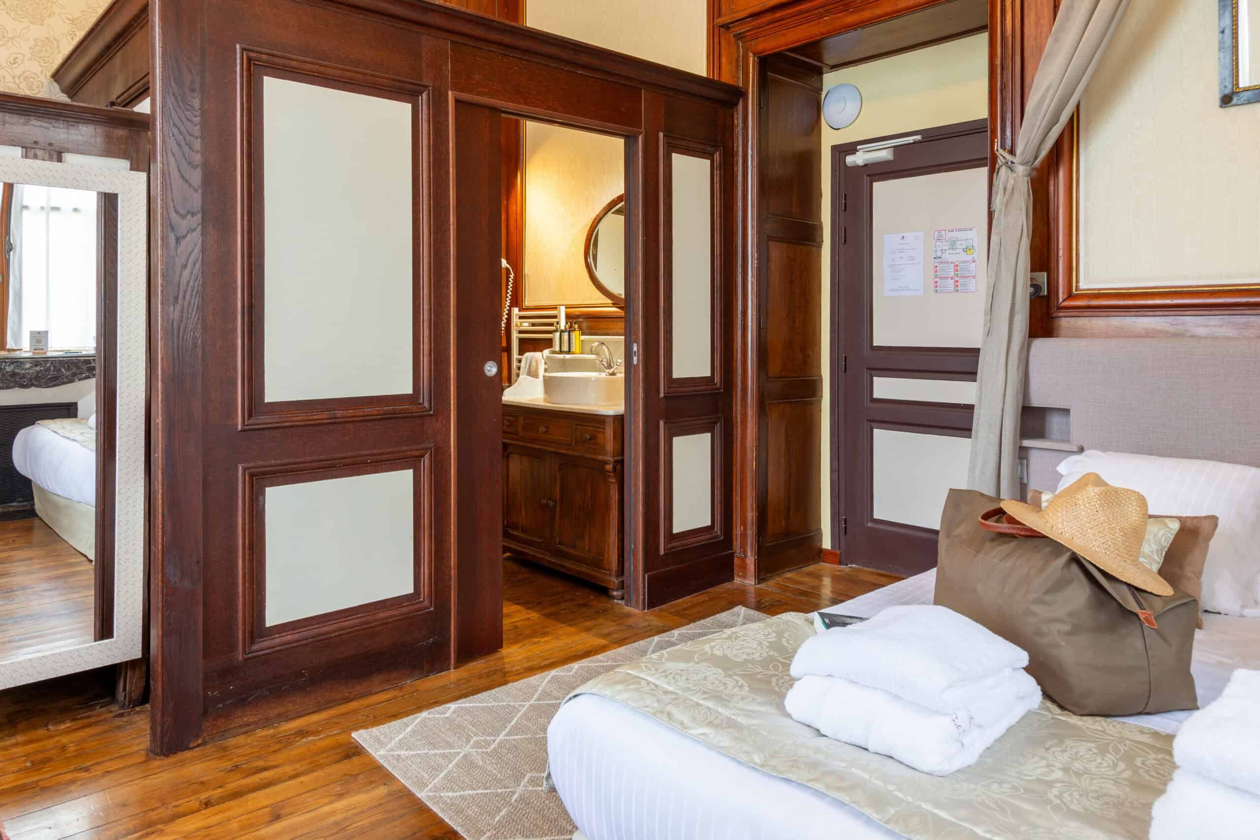 Salle de bain bois armoire