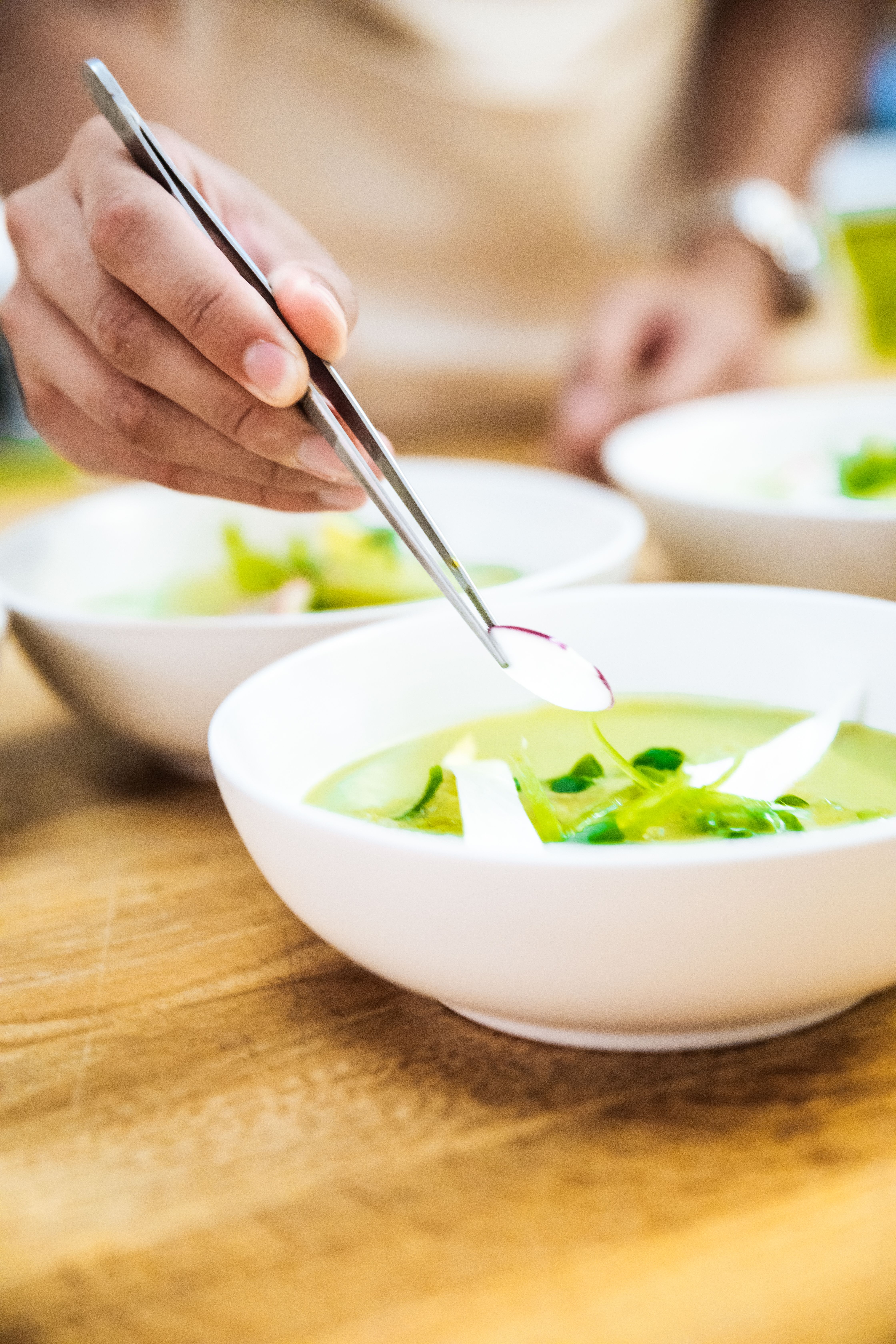 Dressage d'une soupe verte aux légumes en cuisine