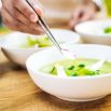 Dressage d'une soupe verte aux légumes en cuisine