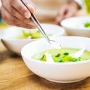 Dressage d'une soupe verte aux légumes en cuisine