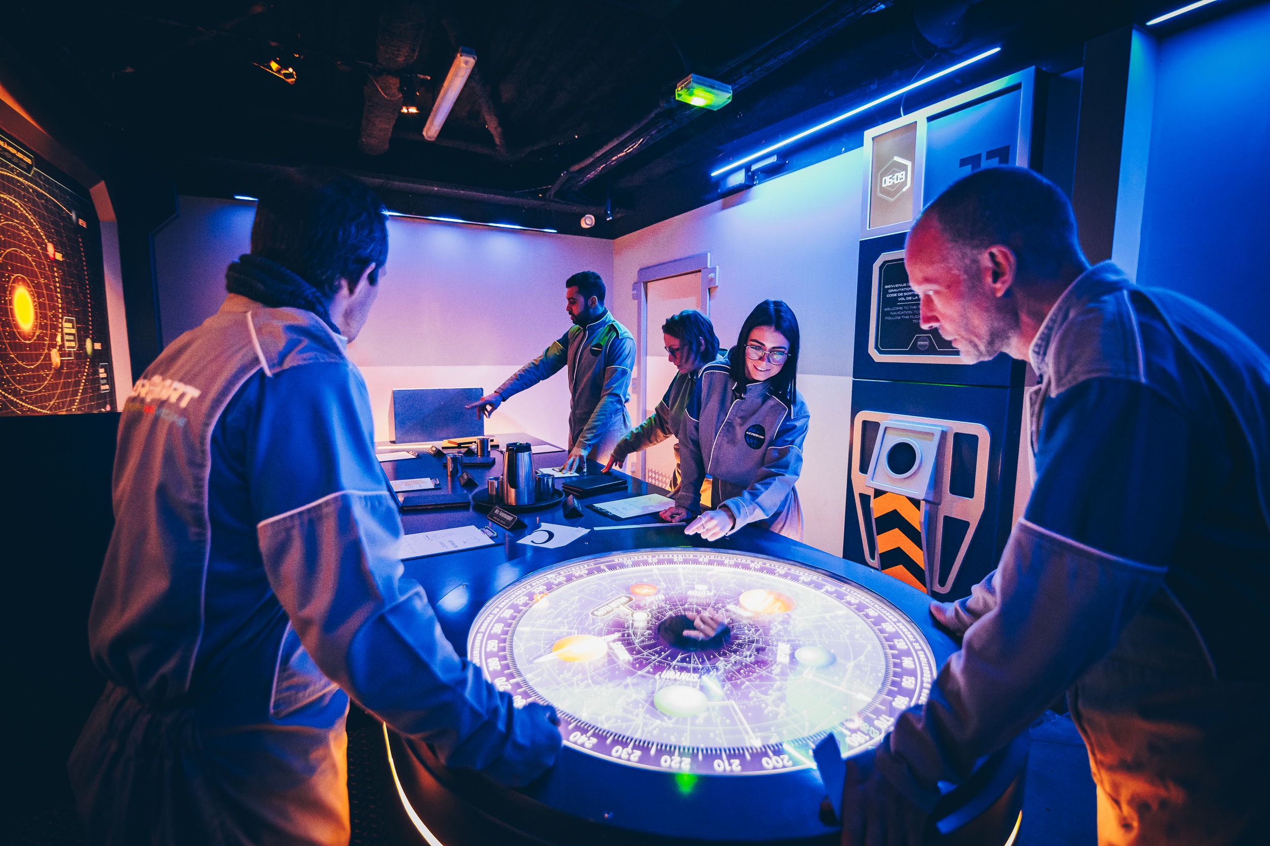 Escape game spatial joueurs autour table holographique