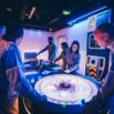 Escape game spatial joueurs autour table holographique
