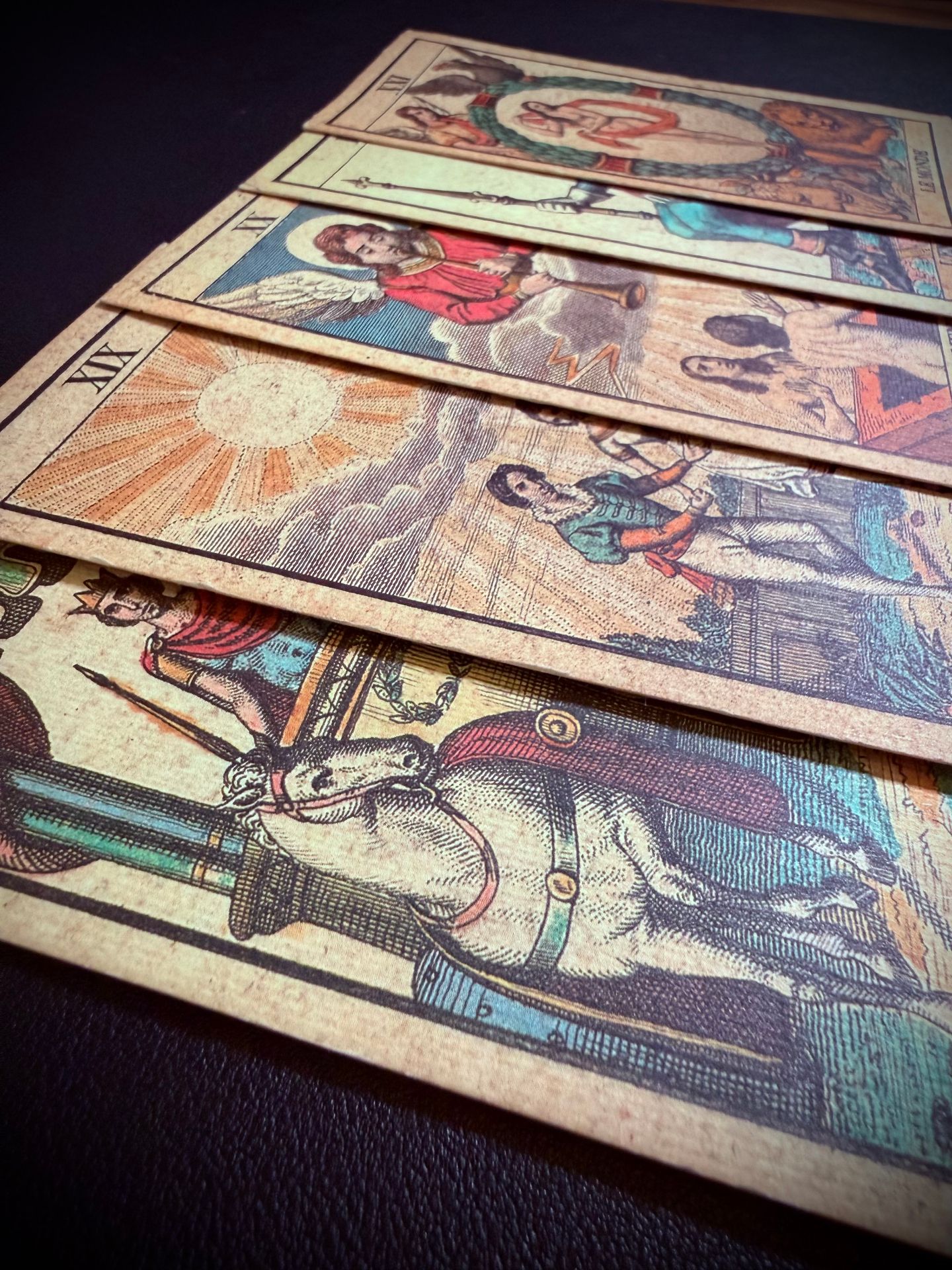 Cartes de tarot anciennes étalées sur table sombre
