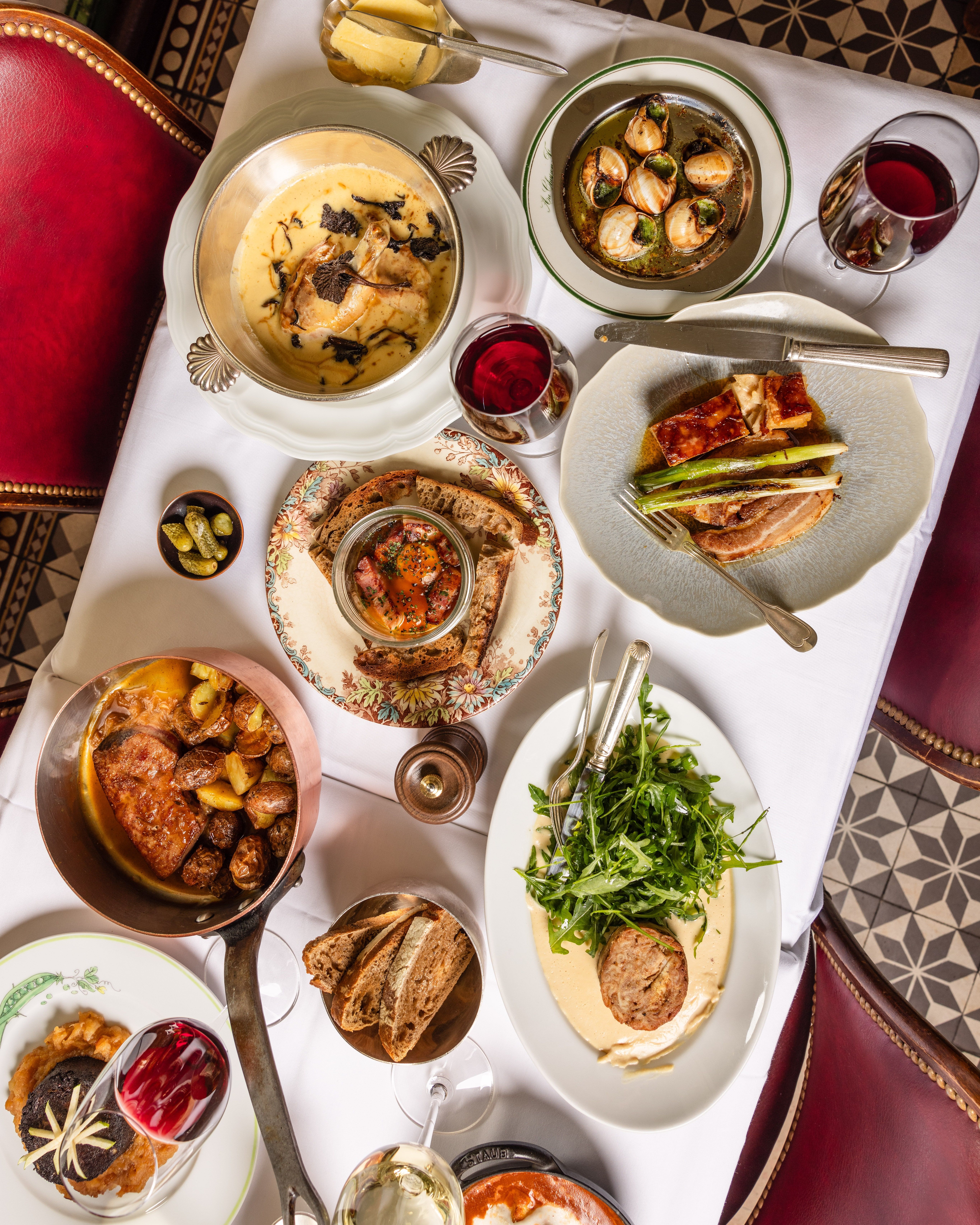 Tablée bistrot vue du dessus plats traditionnels variés