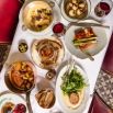 Tablée bistrot vue du dessus plats traditionnels variés