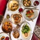 Tablée bistrot vue du dessus plats traditionnels variés
