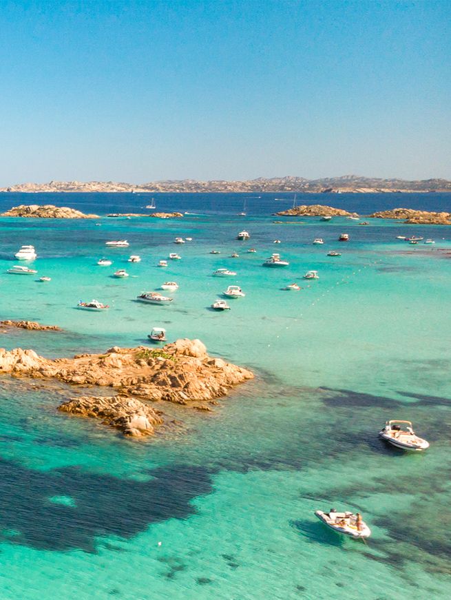 Bateaux ancrés dans lagon turquoise îles Lavezzi