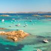 Bateaux ancrés dans lagon turquoise îles Lavezzi