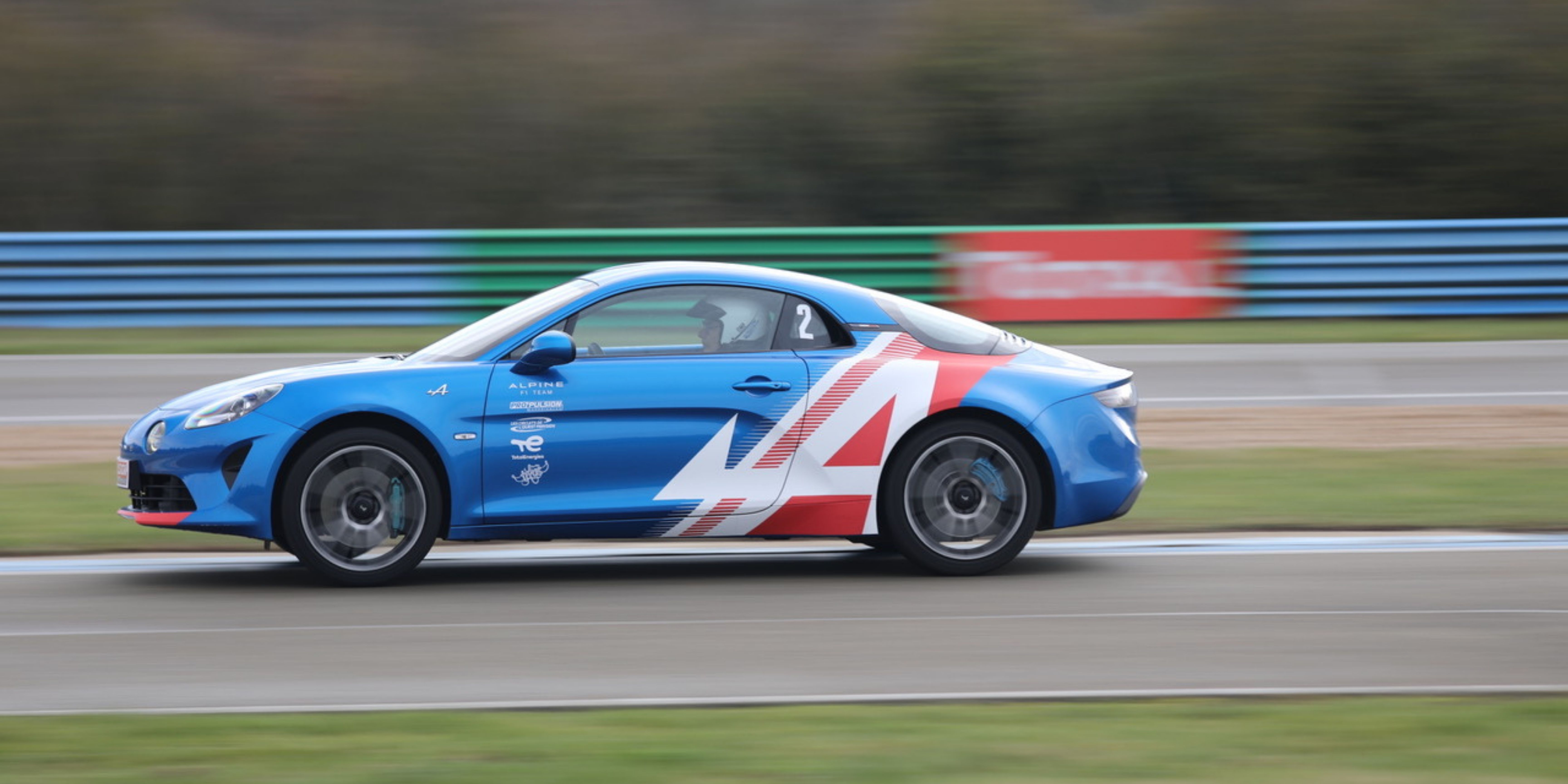 Alpine A110 bleue en pleine accélération sur circuit