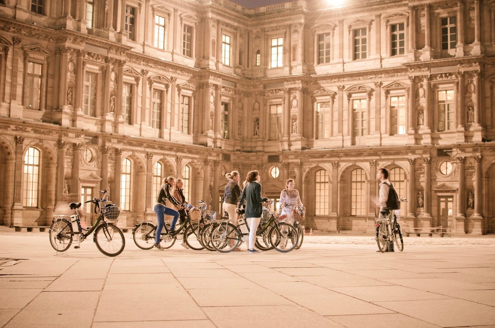 Balade nocturne à vélo dans cour du Louvre