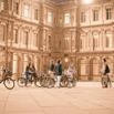 Balade nocturne à vélo dans cour du Louvre