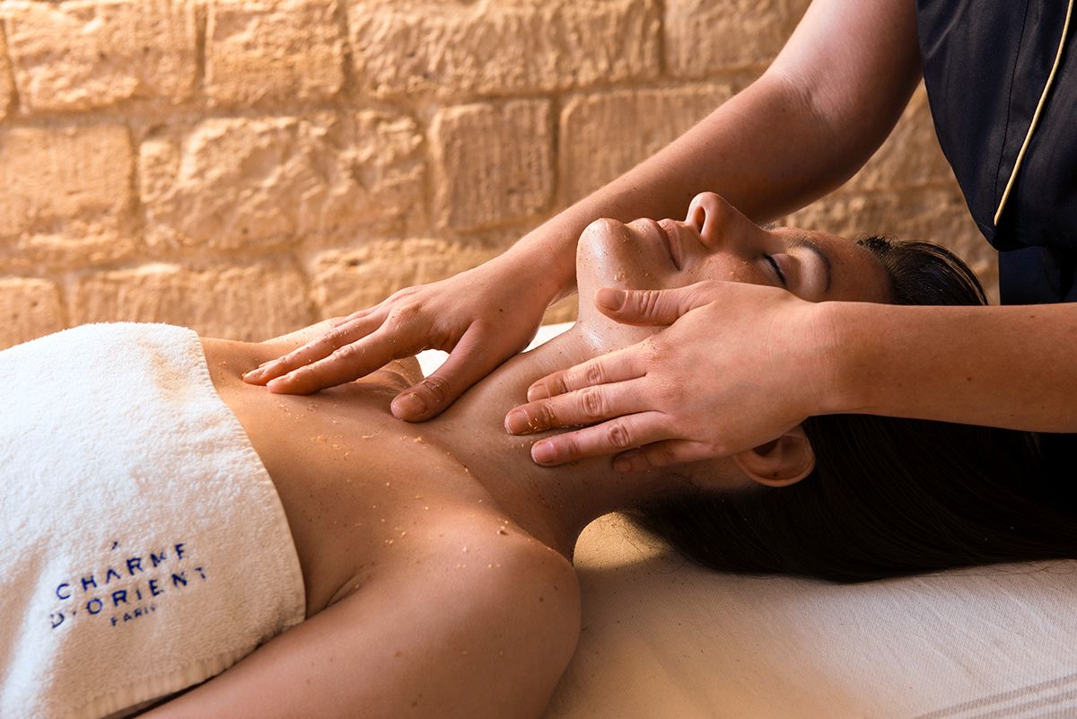 Massage visage et décolleté au gommage en spa