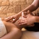 Massage visage et décolleté au gommage en spa