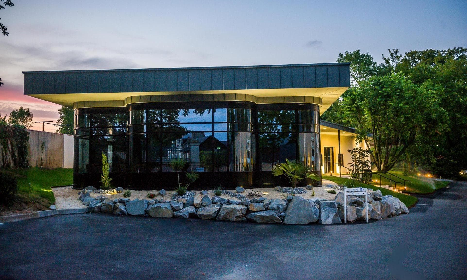 Spa batiment exterieur nuit