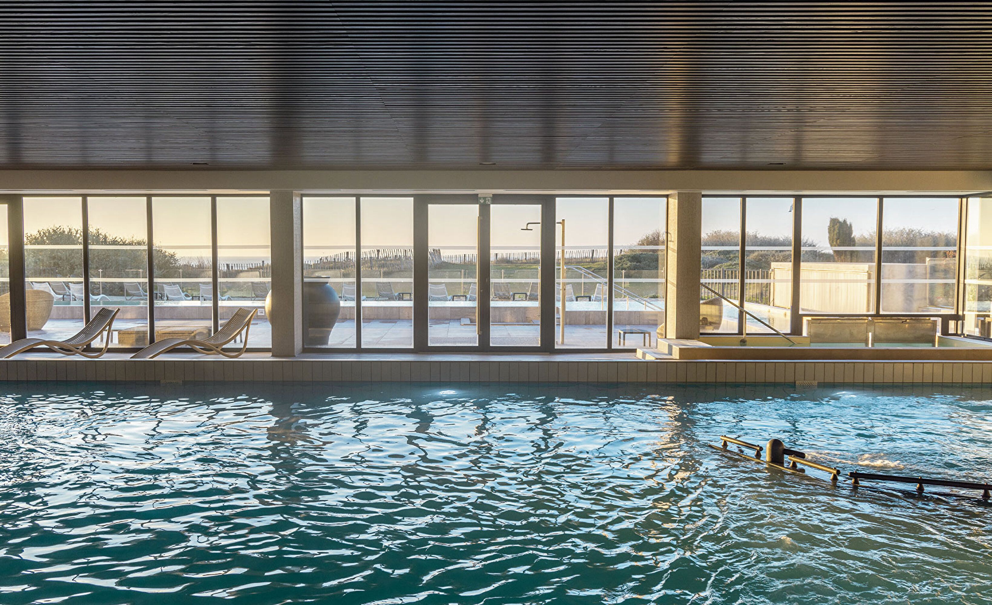 Piscine interieure spa vue mer