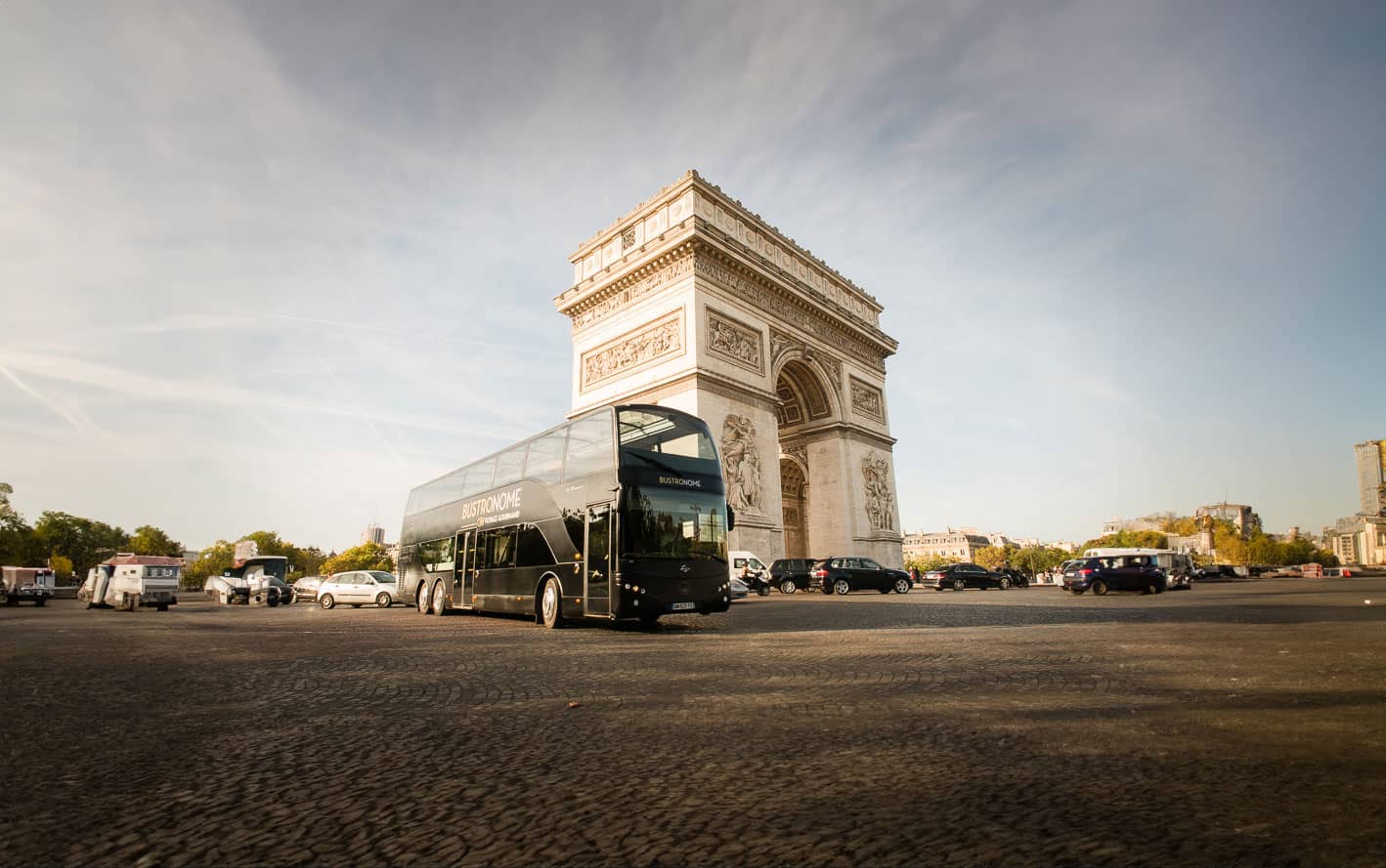 Bus restaurant Bustronome devant l'Arc de Triomphe
