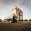 Bus restaurant Bustronome devant l'Arc de Triomphe