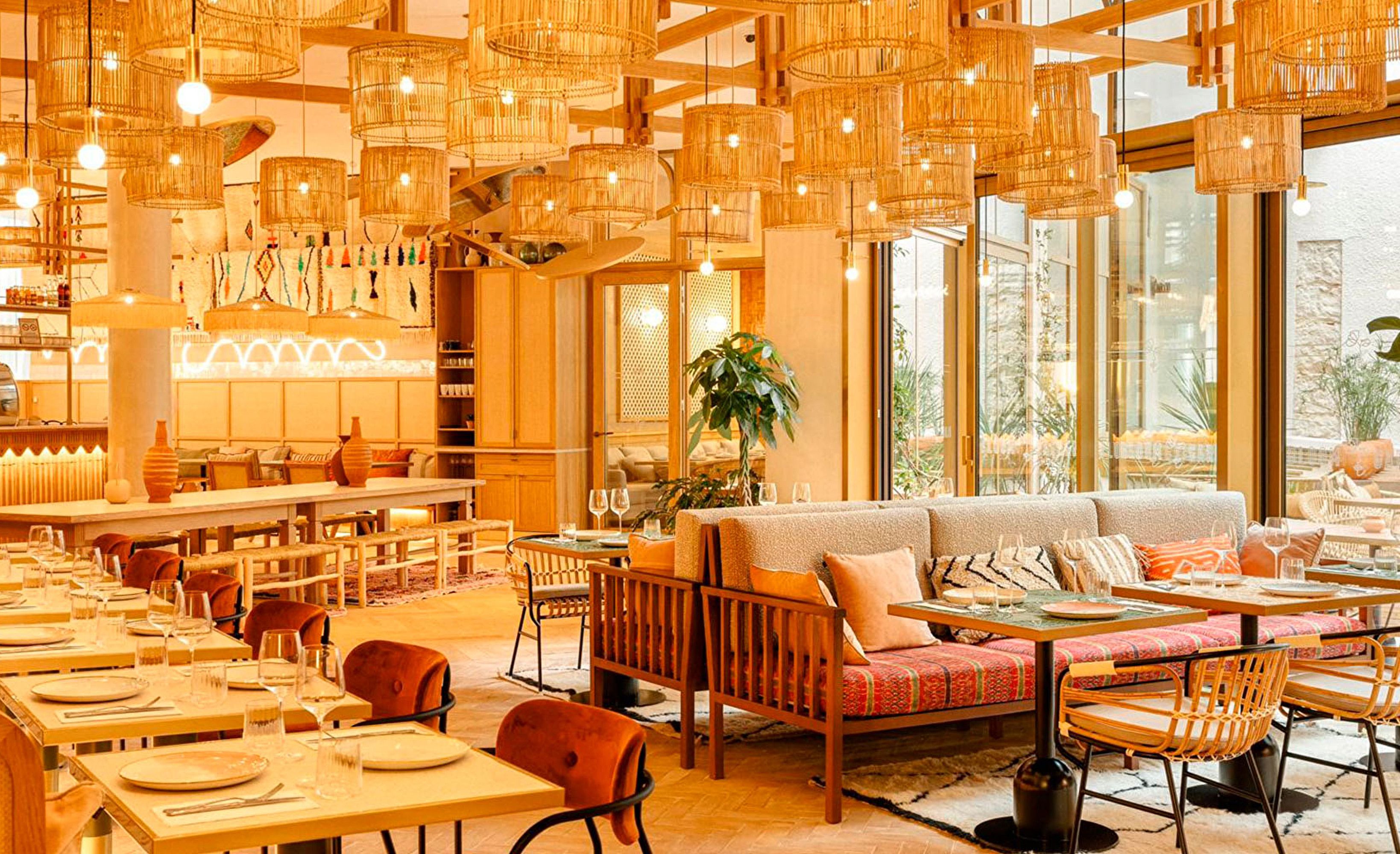 Restaurant lustres rotin