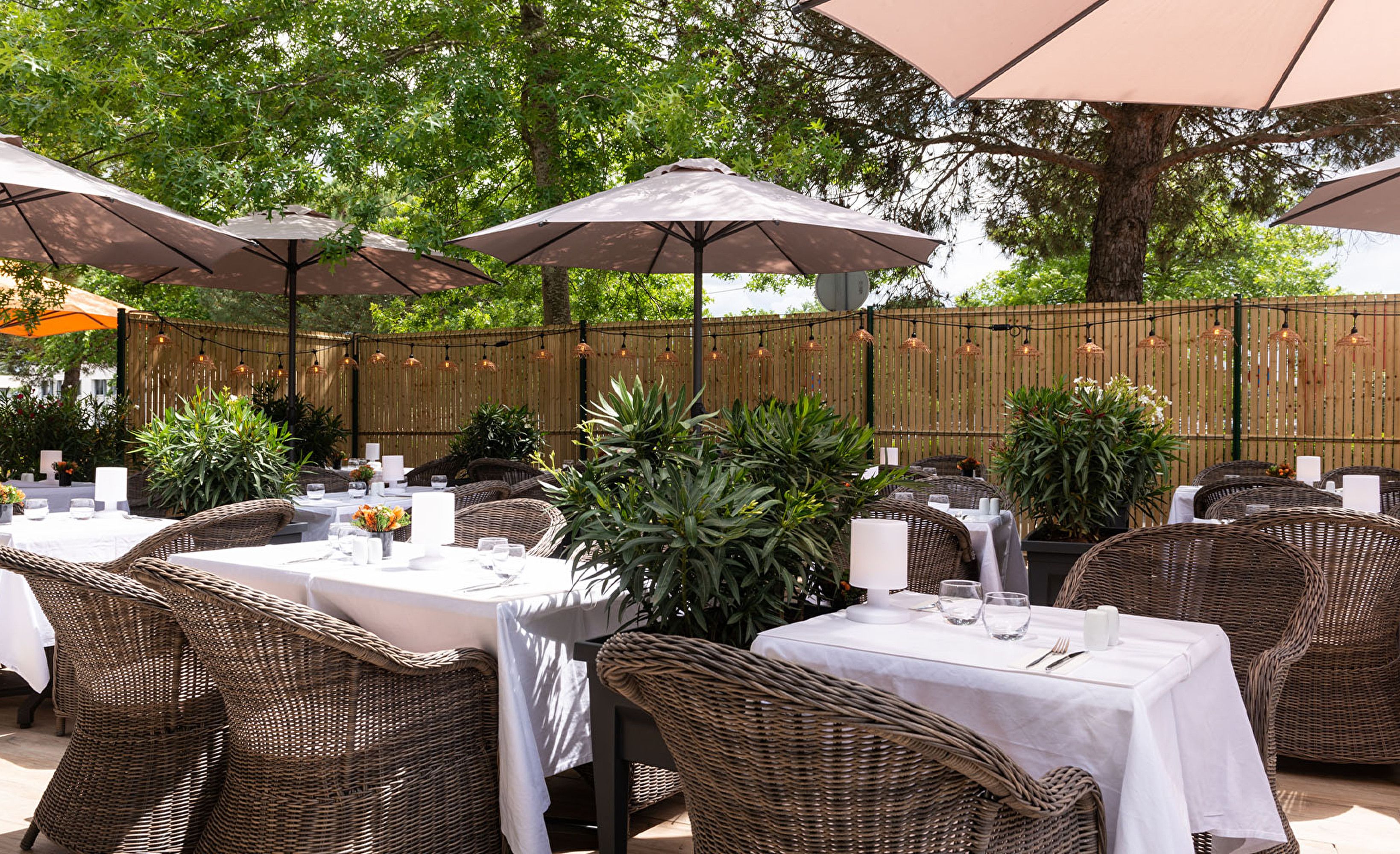 Terrasse restaurant parasols
