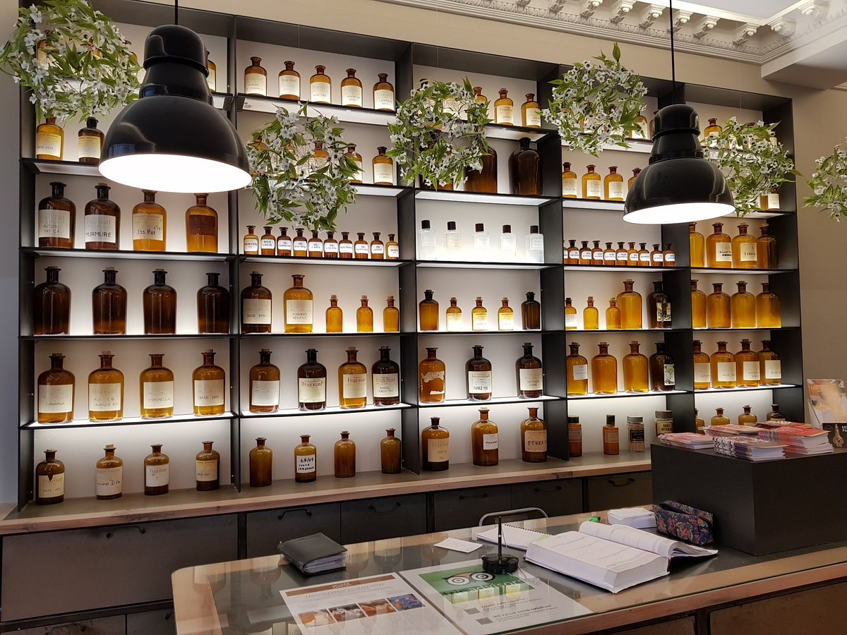 Boutique parfumerie étagères de flacons d'essences ambrées