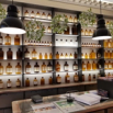 Boutique parfumerie étagères de flacons d'essences ambrées
