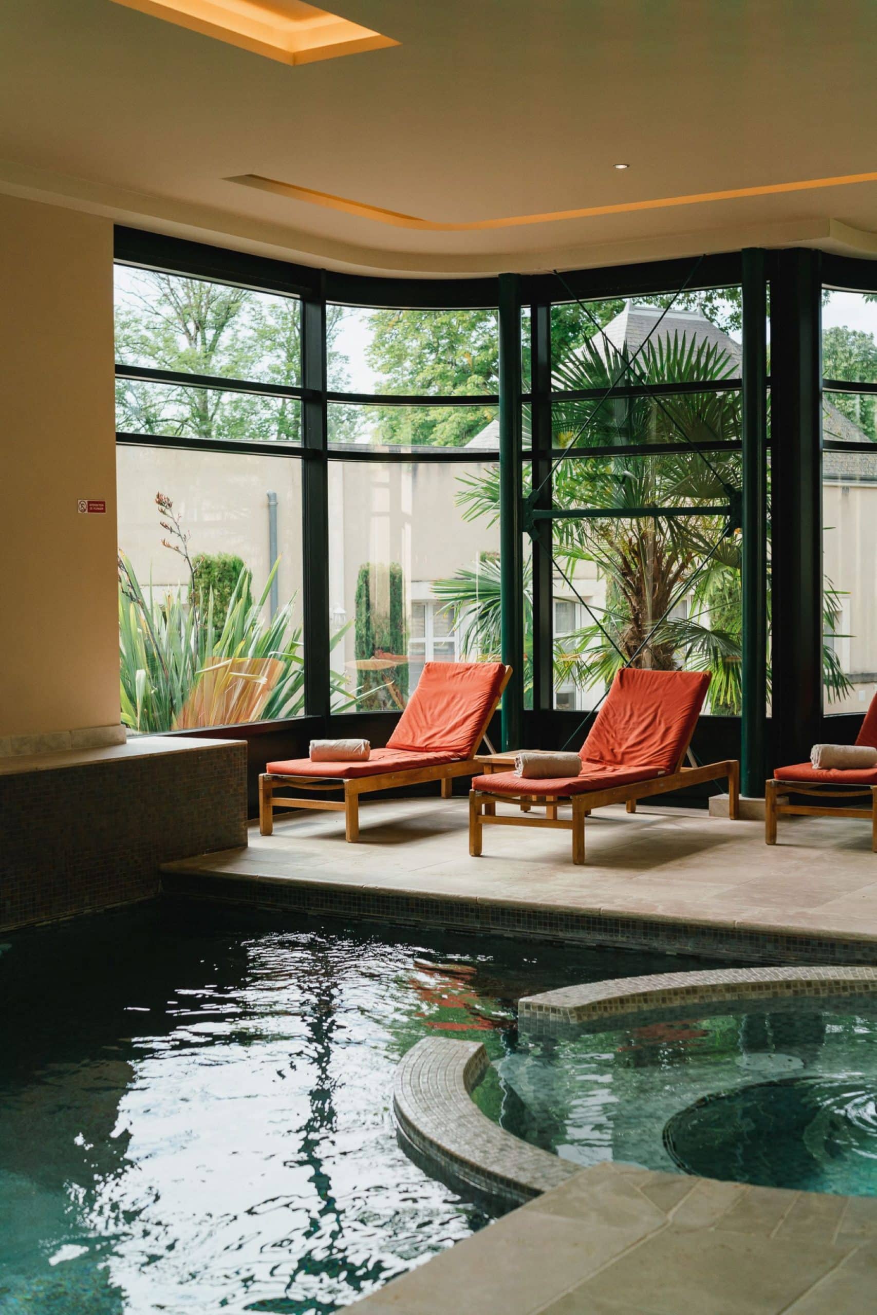 Spa piscine interieure transats