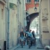 Balade vélo en groupe ruelle parisienne ancienne