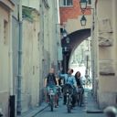 Balade vélo en groupe ruelle parisienne ancienne