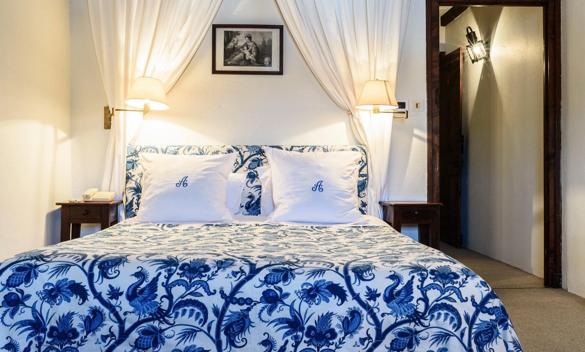Chambre baldaquin bleu floral