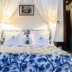 Chambre baldaquin bleu floral