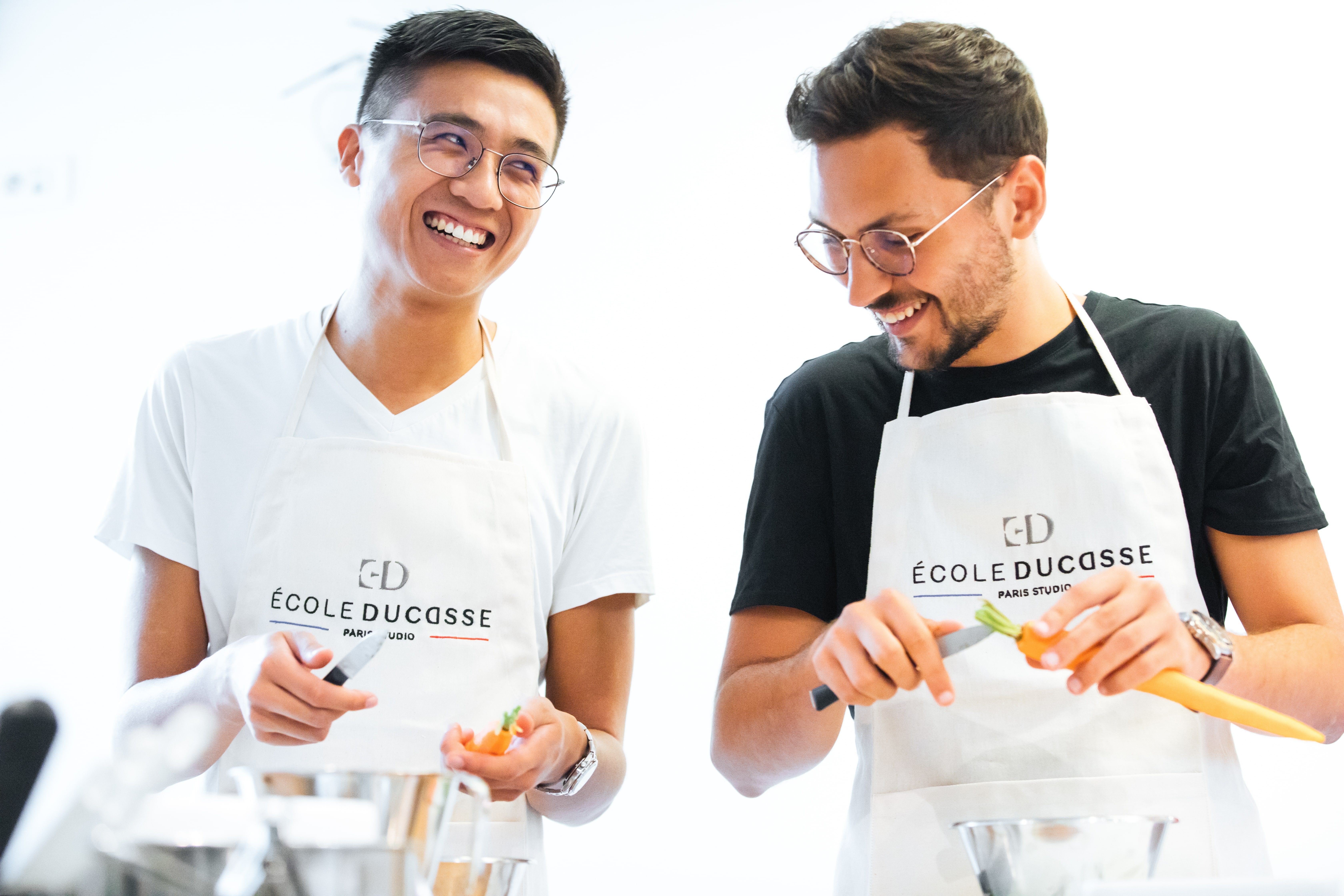 Deux apprentis cuisiniers complices à l'École Ducasse